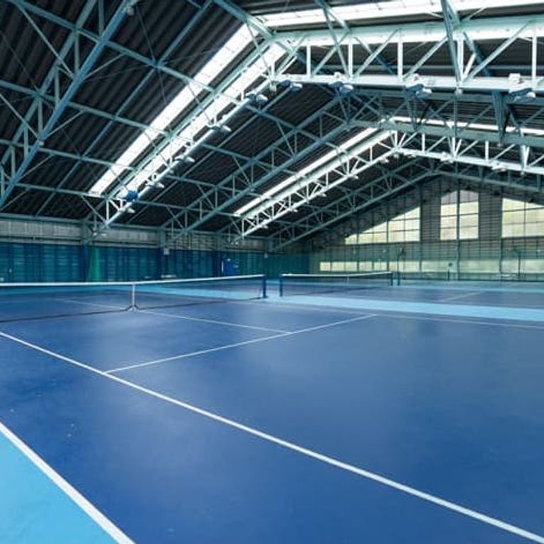インドア テニスコート